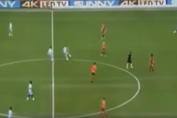 BOLJE OD BEKAMA! Bivši igrač Milana postigao golčinu iz slobodnjaka sa pola terena! (VIDEO)