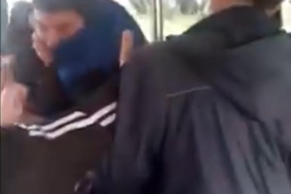 SUROV PRIZOR U BG PREVOZU: Čovek stavio mladiću jaknu preko glave, pa počeo da ga tuče! PUTNICI U ŠOKU! (VIDEO)