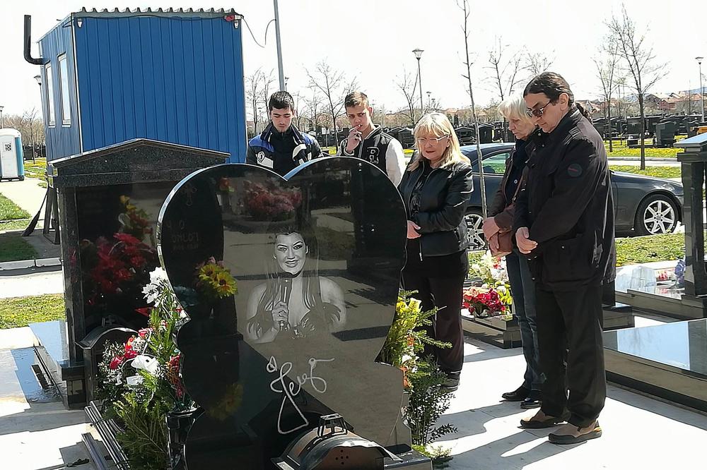 MARJANOVIĆI OBIŠLI JELENIN GROB: Svekar Vladimir i kuma Vera došli na pomen ubijene pevačice, DVOJE UKUĆANA IZOSTALO? (VIDEO)