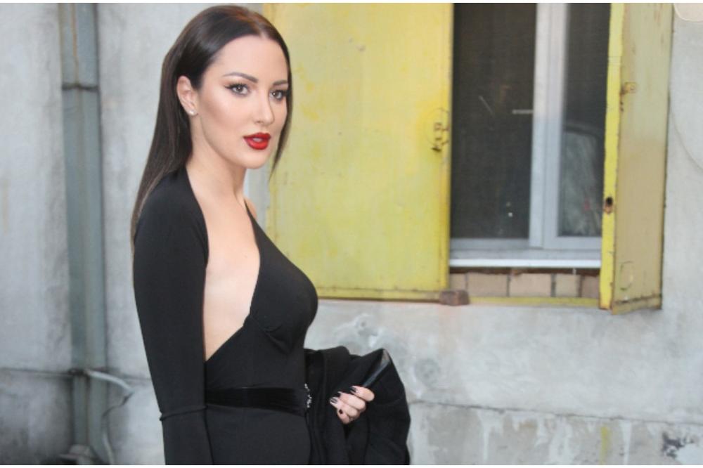 PRIJA IZAZIVA KAO NIKAD DO SAD: Dekolte do pupka, grudi na izvol'te, nije nam dobro (FOTO)