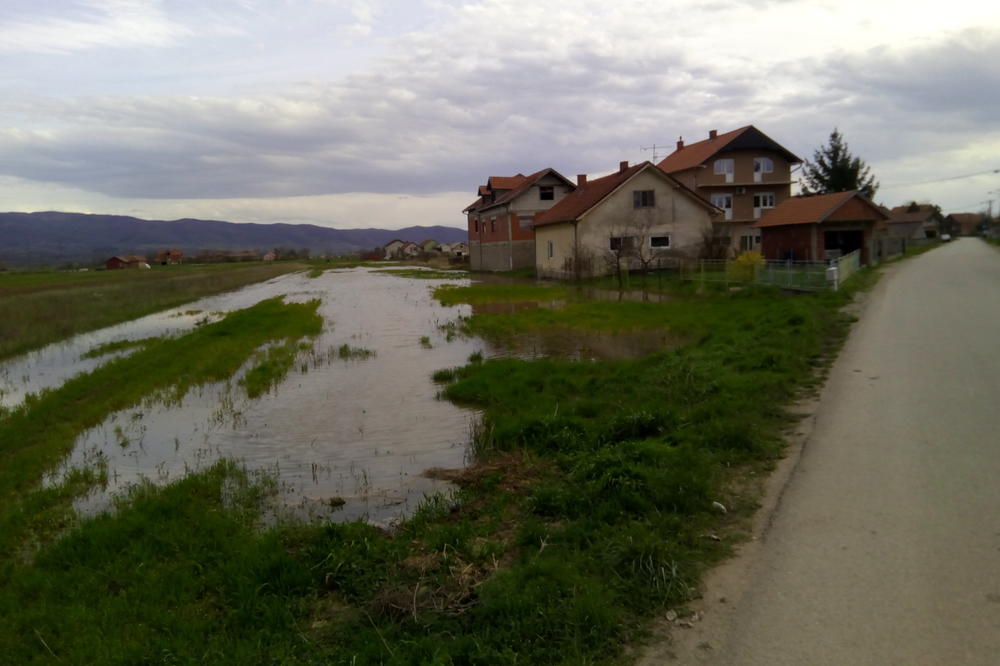 GRAĐANI NIŠA OČAJNI, LJUDIMA UGROŽENI ŽIVOTI: Prekopan kanal koji preti da poplavi celo naselje! (FOTO)