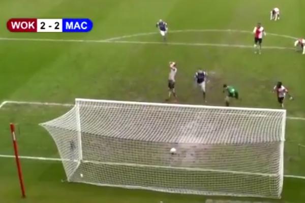 BRUKA! Neverovatna greška odbrambenog igrača donela  nam je jedan od najsmešnijih golova viđenih u tekućoj fudbalskoj sezoni! (VIDEO)