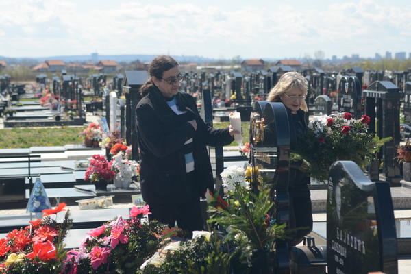 ZAŠTO VLADIMIR MARJANOVIĆ NIJE POLJUBIO JELENINU SLIKU NA NJENOM GROBU?! Detalj koji niko nije uočio, a veoma je ČUDAN (FOTO)