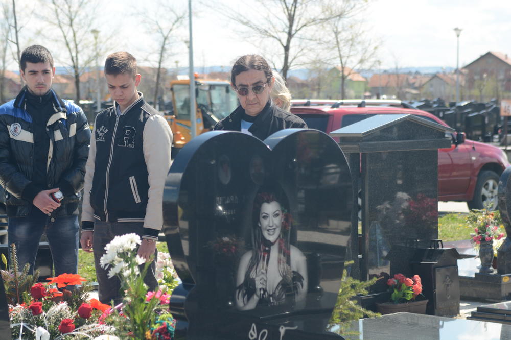 JANA NEĆE DOĆI, MAMI JE POKLON DONELA ZA 8. MART! Vladimir Marjanović otkrio zašto Jelenina ćerkica nije bila na pomenu (FOTO)