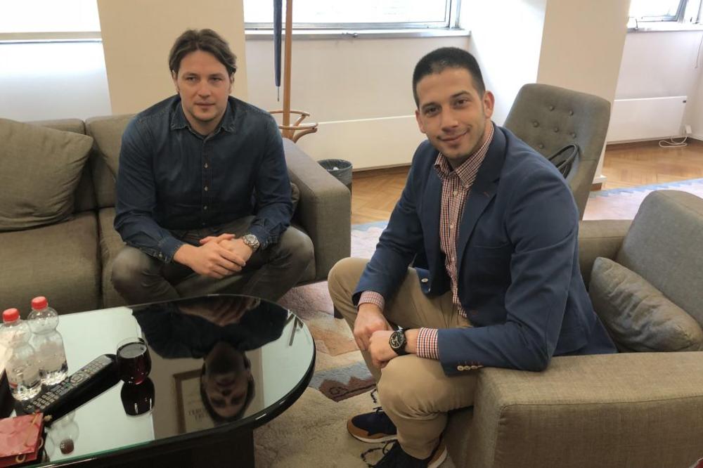 DVE VATERPOLO LEGENDE ZA ISTIM STOLOM! Srbija uručila 'nacionalnu penziju' jednom od najuspešnijih sportista sveta! (FOTO)