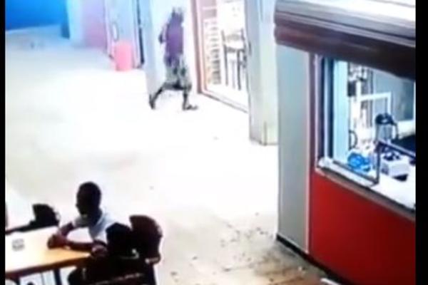 KRENUO JE DA IZAĐE IZ TRŽNOG CENTRA: Onda mu se desilo nešto zbog čega su svi UMRLI OD SMEHA! (VIDEO)