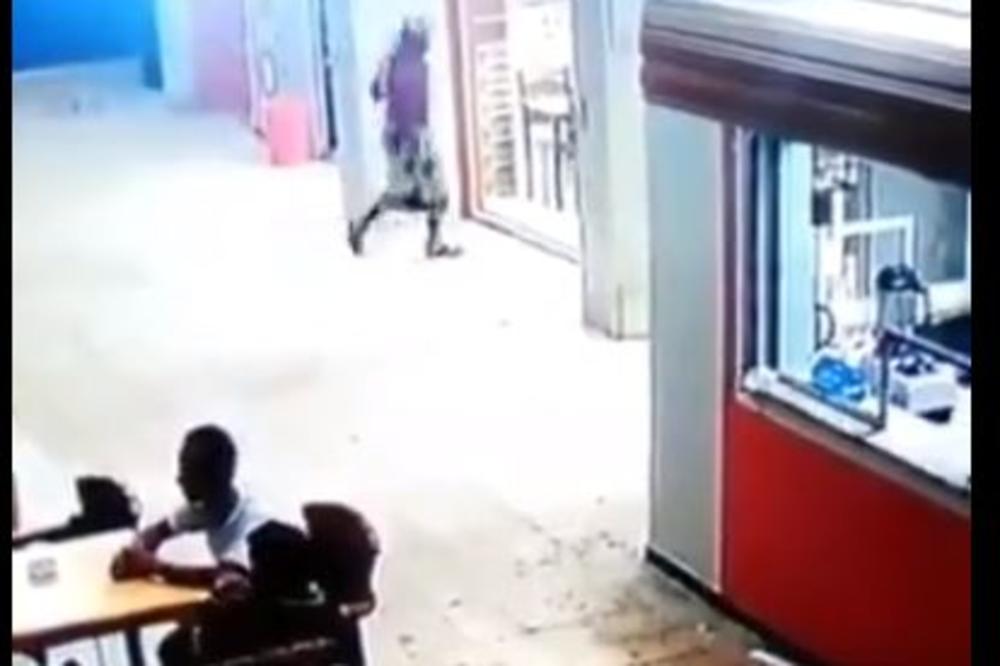 KRENUO JE DA IZAĐE IZ TRŽNOG CENTRA: Onda mu se desilo nešto zbog čega su svi UMRLI OD SMEHA! (VIDEO)