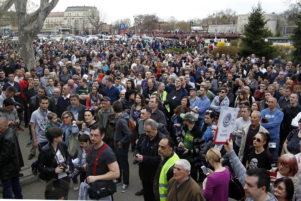 NIŠLIJE NA ULICAMA ZBOG POKLANJANJA AERODROMA DRŽAVI: Ne damo da nas ponižavaju! (FOTO)