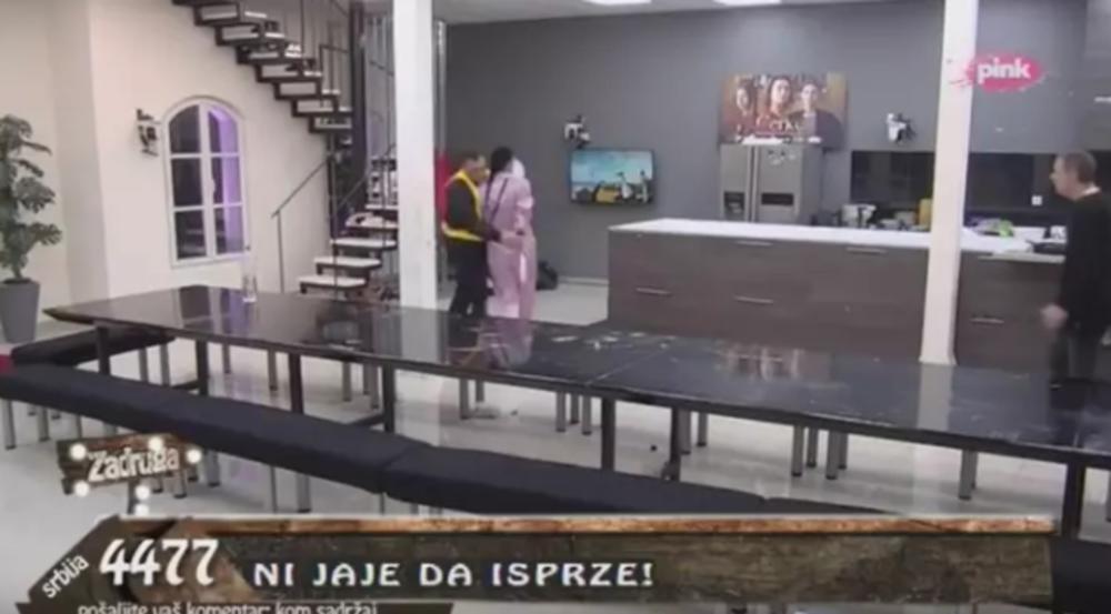 Počela je da baca tanjire po kući  