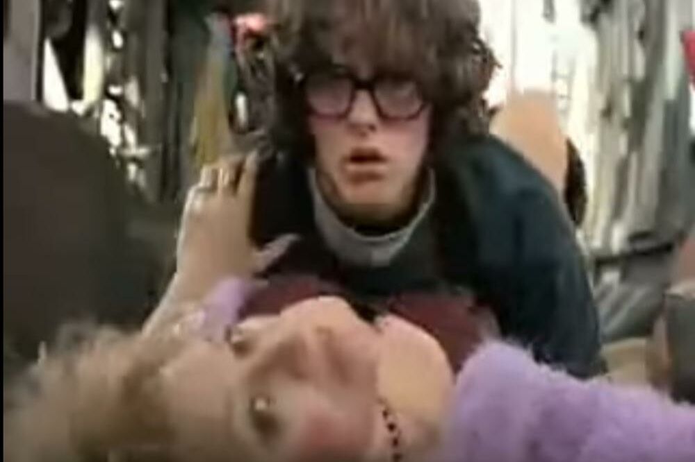 ON JE UBIO ŠVABU I PINKIJA U RANAMA! Ludi štreber više ne nosi naočare, bavi se muzikom i ozbiljan je šmeker (FOTO)(VIDEO)