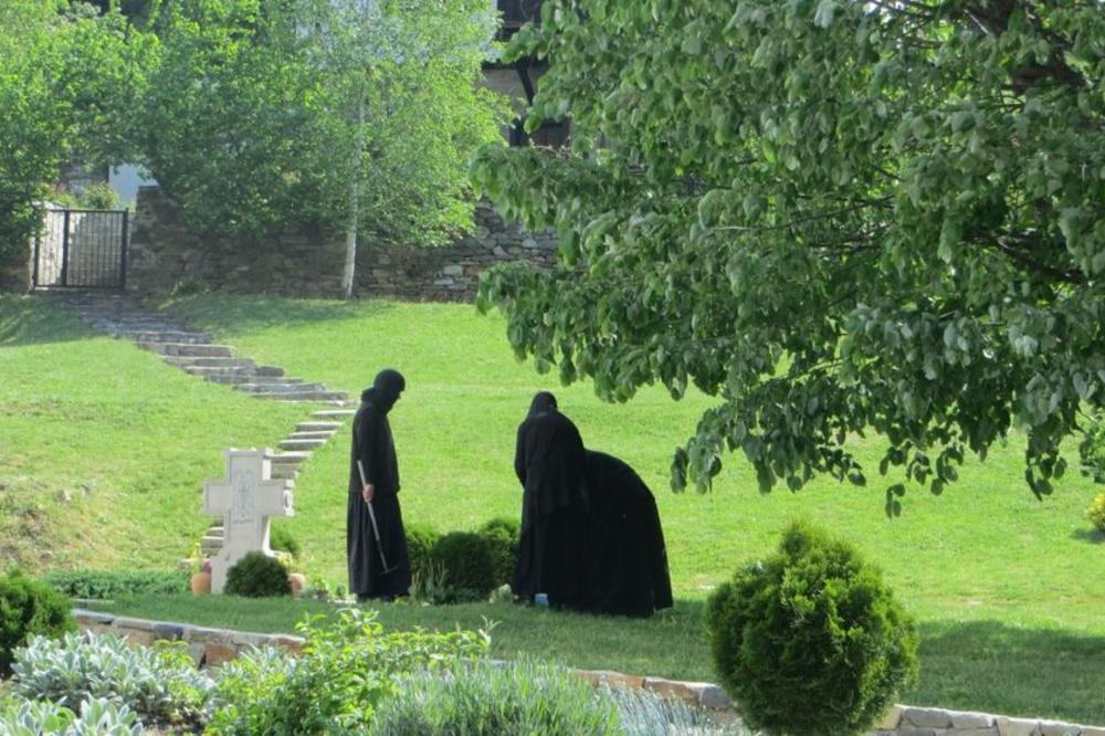 NISMO SAME, S NAMA JE BOG! Dve monahinje u CG snegom odsečene od sveta, za Badnji dan idu pešaka u hodočašće