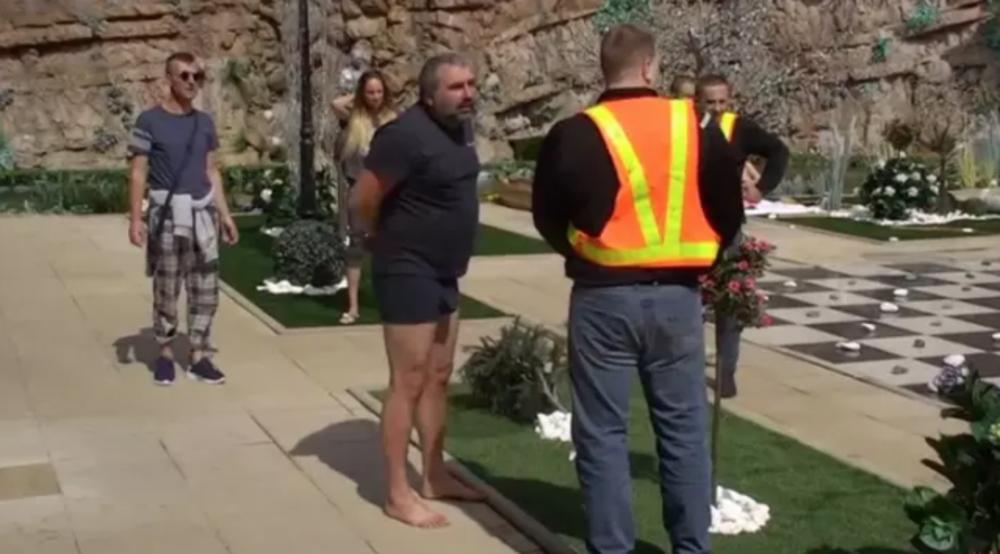 Miki je u besu razbio žardinjeru  