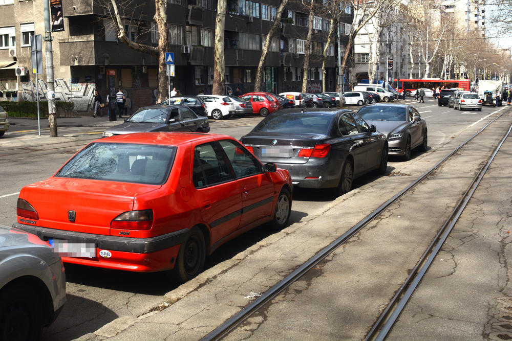 Nepropisno parkirani automobili
