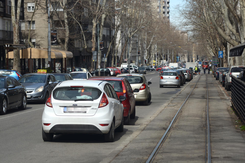 Nepropisno parkirani automobili
