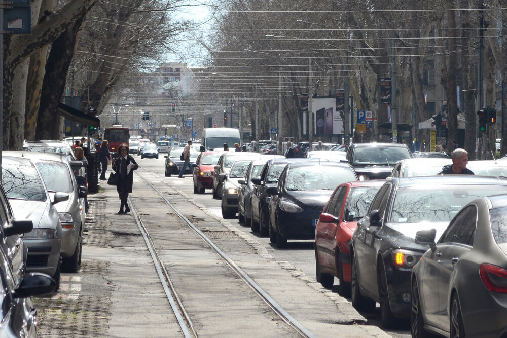 Nepropisno parkirani automobili