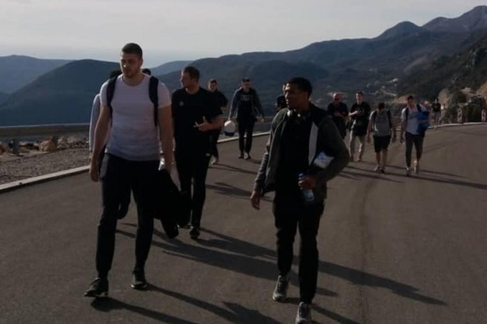 ZA RUBRIKU VEROVALI ILI NE! Košarkaši Partizana morali da idu peške na utakmicu sa Lovćenom! (FOTO)