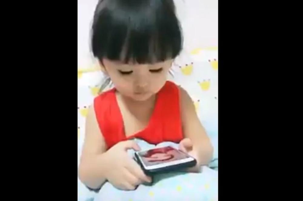 Prvo se pravila da spava, a onda da mesečari: Ovaj klip ima preko 700.000 lajkova i 4 miliona šerova za samo nekoliko sati (VIDEO)