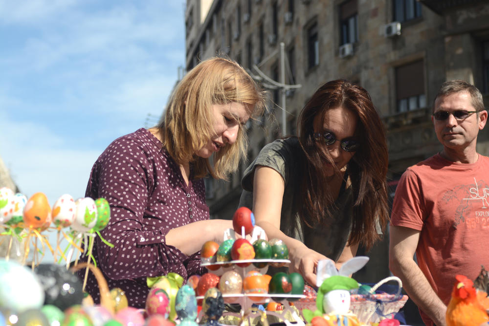 Humanitarna prodaja uskršnjih jaja na Trgu Nikole Pašića   