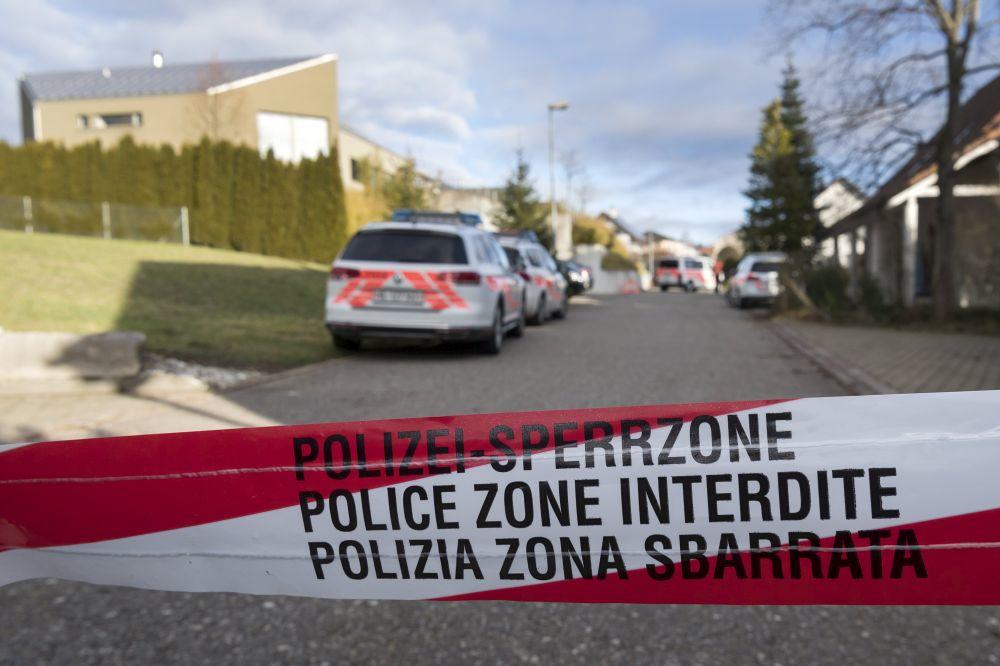 PRED OČIMA ŽENE I DECE: MMA borcu pucali u glavu, pa ga masakrirali noževima! (VIDEO)