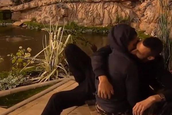 PALI SU POLJUPCI: Đekson i Andrijana otišli u dvorište, pa razmenjivali nežnosti, SVE SE VIDELO!