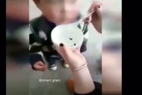 CEO SVET JE ZGROŽEN: Ova majka hrani svoje dete PUNOGLAVCIMA, lekari joj govore da je LUDA! (VIDEO)