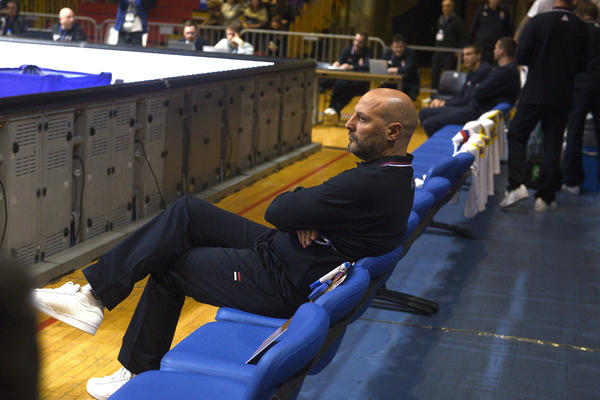 NAVIJAČI BAJERNA REKLI SVOJE O SALETU: Šetalica i transparenti za Đorđevića na Radonjićevom debiju! (VIDEO)