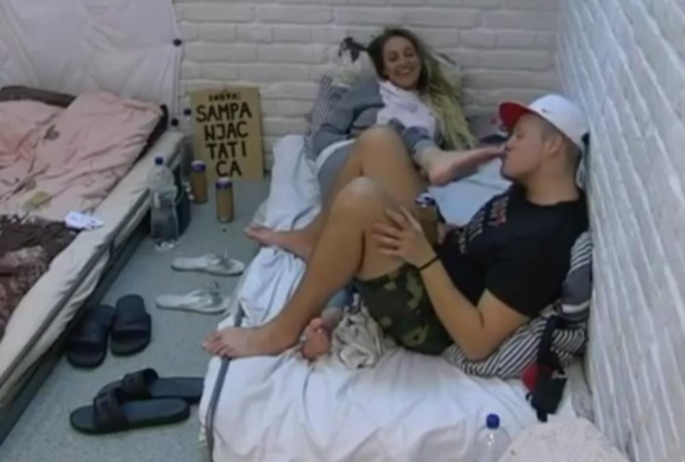 Definitivno imaju foot fetiš  