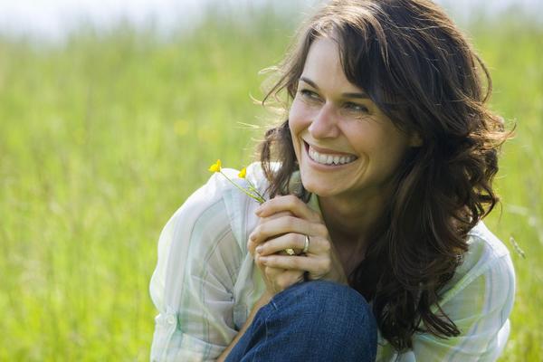 ŽENE, OVO JE MAGIČNO ULJE: Oslobađa od STRESA, obnavlja KOSU, a ima ga na svakom koraku!