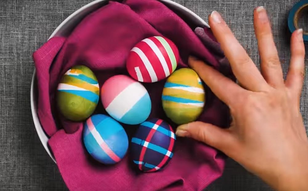 Farbanje jaja pomoću selotejpa  