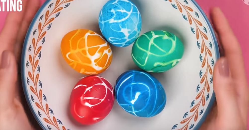 Farbanje jaja pomoću lepka  