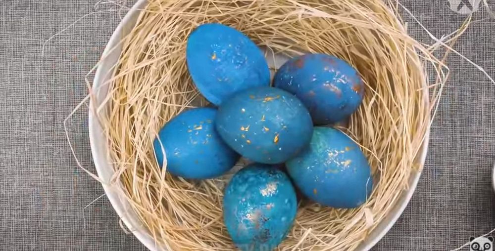 Farbanje jaja pomoću četkice i boja za hranu  