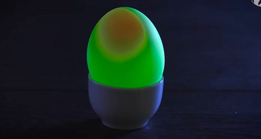 farbanje jaja pomoću flomastera  