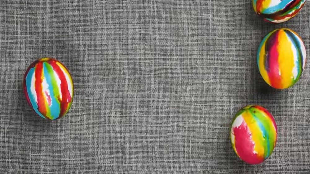 farbanje jaja pomoću sirćeta i boja  