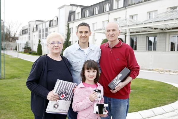 NIKADA NEĆU ZABORAVITI TAJ DAN! Crno-bela baka: Okačiću Vulićevićevu sliku pored slika moje porodice! (FOTO) (VIDEO)