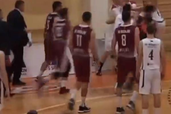 PESNIČENJE NA UTAKMICI U BOSNI! Košarkaši istripovali da su bokseri, nije se znalo ko koga nabada! (VIDEO)