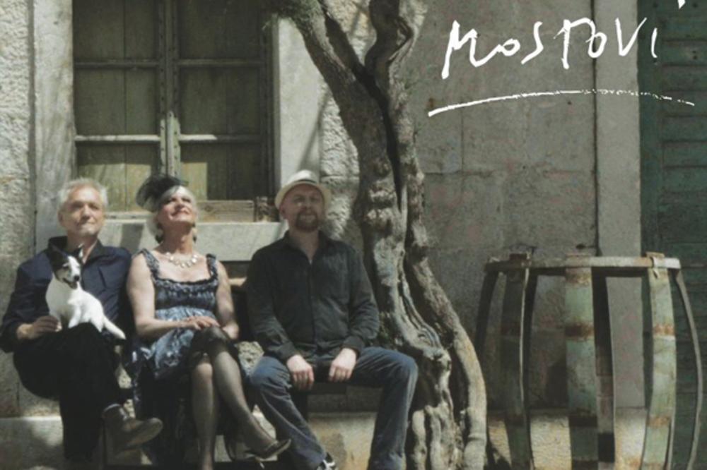 POSLALI VIDEO PORUKU SA PRESLATKIM PSOM: Rundek i sin iz Pariza pozivaju u Kragujevac, Novi Sad i Pančevo (VIDEO)