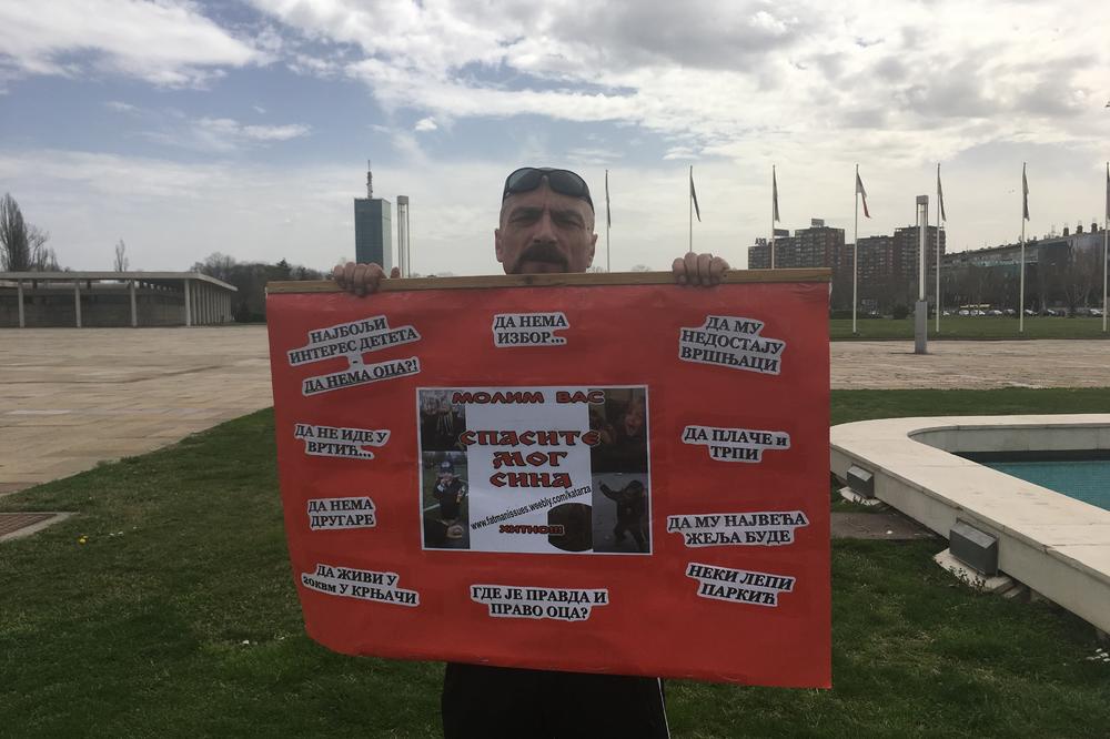 IŠAO BIH DA GA VIDIM, PA NEKA ME VEŠAJU: Željko protestuje SVAKOG dana, jer mu ne daju da vidi sina! (FOTO)