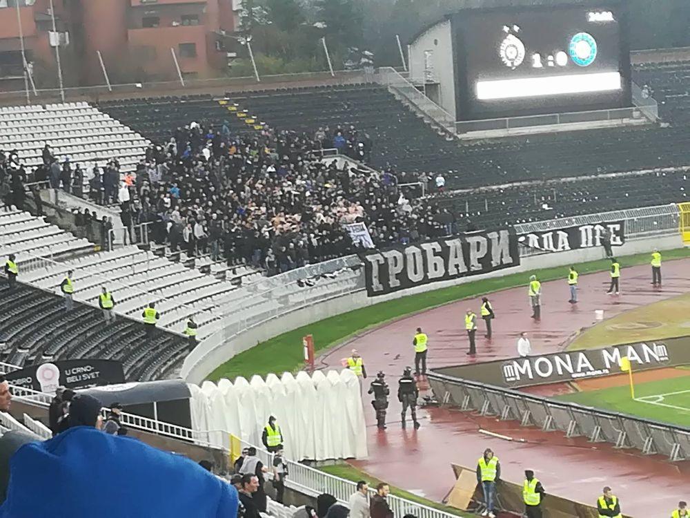 Grobari na stadionu Partizana