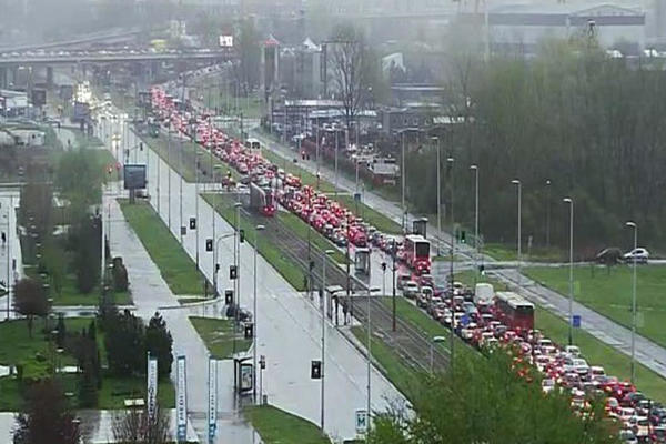 NAORUŽAJTE SE STRPLJENJEM: Saobraćajni kolaps u celom gradu zbog kiše! (VIDEO)