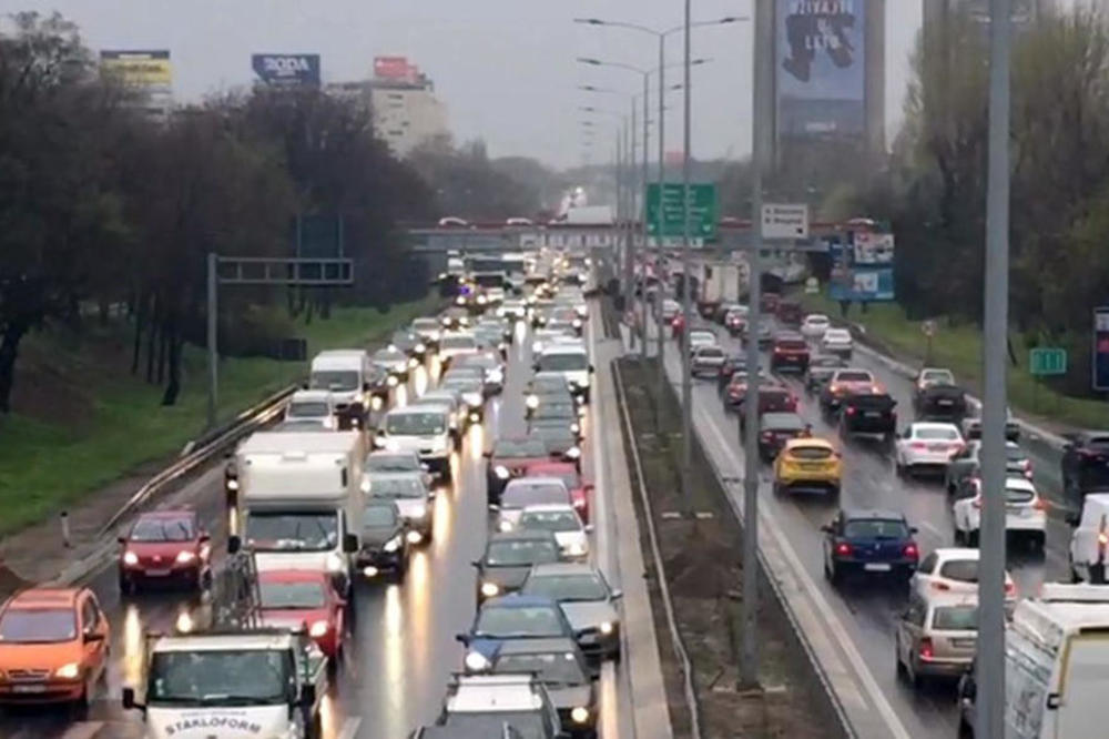 VOZAČI, DOBRO PAZITE ŠTA RADITE: Evo šta tačno podrazumeva NASILNIČKA VOŽNJA, a KAZNE nisu nimalo naivne