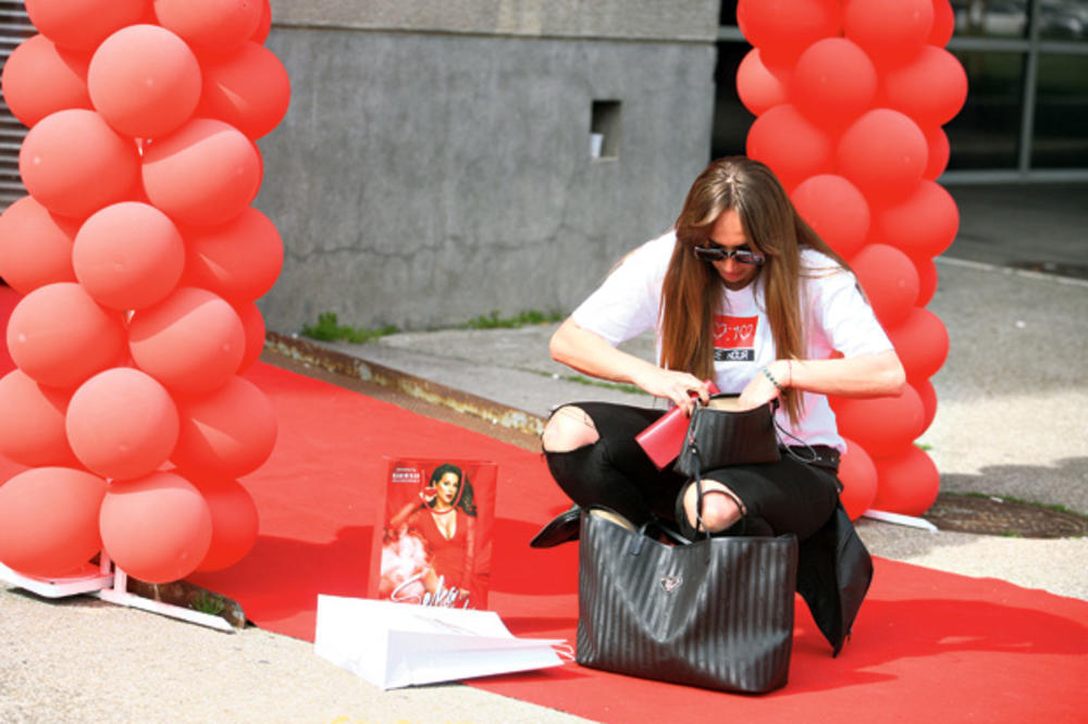 CIRKALA, PA SVE RAZBACALA PO ULICI: Gogu Sekulić je ošamutila samo jedna čaša OVOG alkoholnog pića! (FOTO)