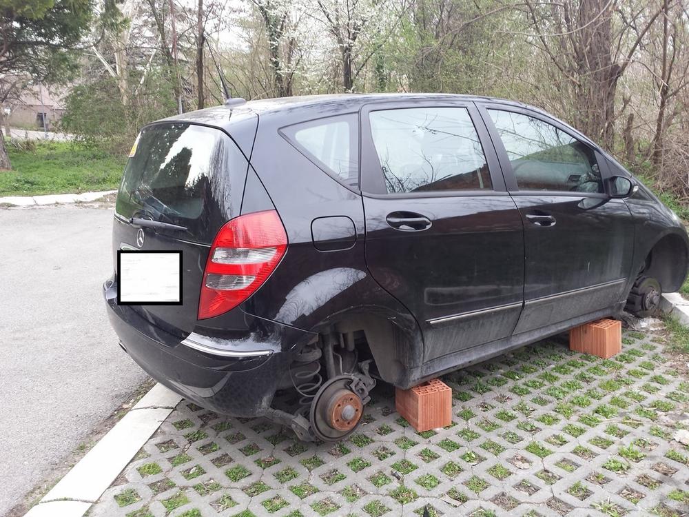 Sa automobila su skinuta sva četiri točka 