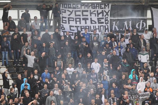 GROBARI UDARILI JAKO NA VOŽDOVAC: Transparent prozivke za opštinu, pominje se i novogodišna rasveta! (FOTO)