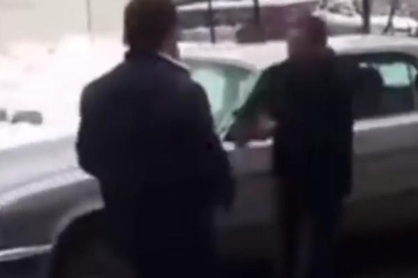 OVAJ RUS JE NEUNIŠTIV: Krenuo pištoljem na njega, ali ni to nije moglo da ga zaustavi (VIDEO)