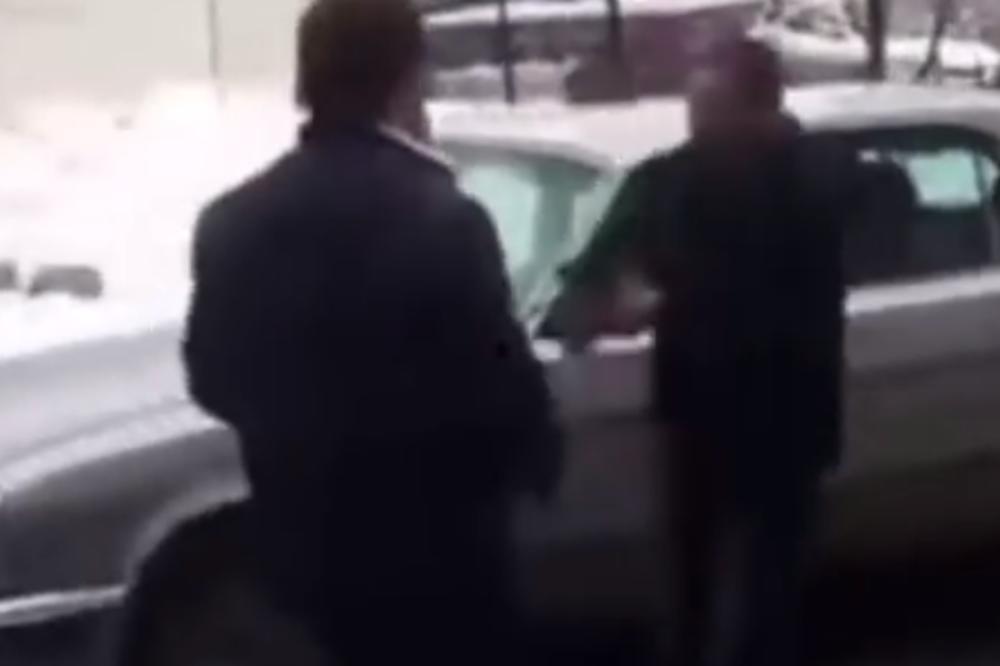 OVAJ RUS JE NEUNIŠTIV: Krenuo pištoljem na njega, ali ni to nije moglo da ga zaustavi (VIDEO)