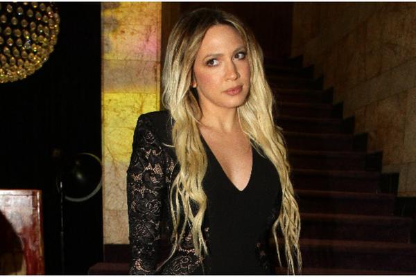 STALNO JE VIĐAJU KAKO TO RADI NA TERASI: Pevačica redovno obavlja ČUDNE rituale koje komentariše ceo komšiluk!