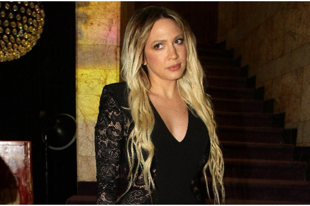 STALNO JE VIĐAJU KAKO TO RADI NA TERASI: Pevačica redovno obavlja ČUDNE rituale koje komentariše ceo komšiluk!