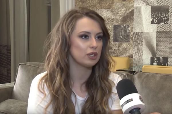 Partizanov stub odbrane farbao jaja za Uskrs zajedno sa svojom prelepom devojkom! Specijalno iznenađenje za Grobare! (VIDEO)