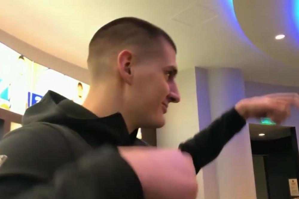 Jokić se sprdao sa novinarima i prozivao saigrača: Mi mu govorimo da šutira, a on nastavlja da promašuje! (VIDEO)