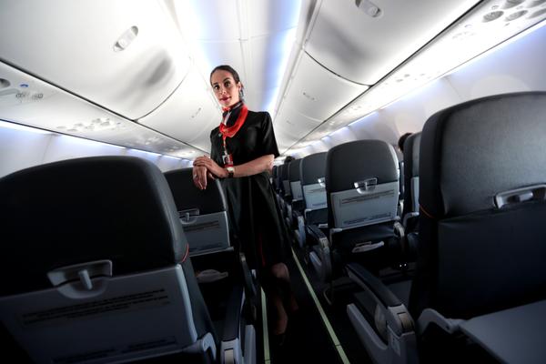 Stjuardesa primetila čudan par na letu i devojčici ostavila poruku: ISTINA JE ZAPANJILA SVE!